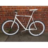 A SINGLE SPEED CREATE URBAN CITY BIKE IN WHITE