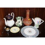 A COLLECTION OF CERAMICS TO INCLUDE A DAVENPORT TERRACOTTA LIDDED VASE, WEDGWOOD BLUE FLORENTINE