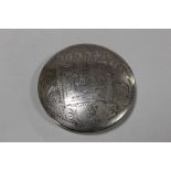 A SILVER COMPACT WITH ENGRAVED DETAIL APPROX WEIGHT - 33.8G