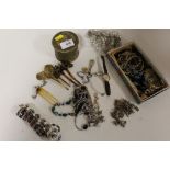 A QUANTITY OF COSTUME JEWELLERY AND COLLECTABLES TO INCLUDE A CHARM BRACELET, WRISTWATCHES ETC.