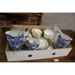 A TRAY OF CERAMICS TO INCLUDE A SET OF THREE GRADUATING BLUE AND WHITE JUGS