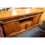 A LARGE EDWARDIAN OAK SIDEBOARD H-96 W-183 CM