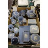 A TRAY OF ASSORTED WEDGWOOD JASPERWARE TO INCLUDE A TEAPOT
