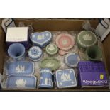 A TRAY OF ASSORTED WEDGWOOD JASPERWARE TO INCLUDE PINK, GREEN AND BLUE EXAMPLES