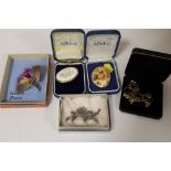 A SMALL QUANTITY OF COSTUME JEWELLERY TO INCLUDE AYNSLEY BROOCHES, SILVER AND MARCASITE BROOCH ETC.