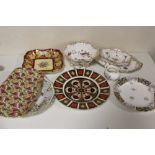 A COLLECTION OF ASSORTED CERAMICS TO INCLUDE A ROYAL CROWN DERBY CABINET PLATE, ROYAL ALBERT,