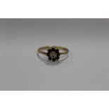 A HALLMARKED 9 CARAT GOLD GARNET RING, SIZE P, APPROX WEIGHT 1.6G