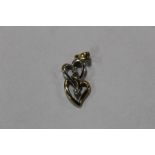 A 9 CARAT GOLD AND DIAMOND DOUBLE HEART PENDANT, APPROX WEIGHT 1.4G