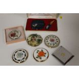 A COLLECTION OF VINTAGE COMPACTS TO INCLUDE A KIGU OF LONDON EXAMPLE
