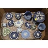 A TRAY OF ASSORTED WEDGWOOD JASPERWARE TO INCLUDE NAVY BLUE AND GREEN EXAMPLES