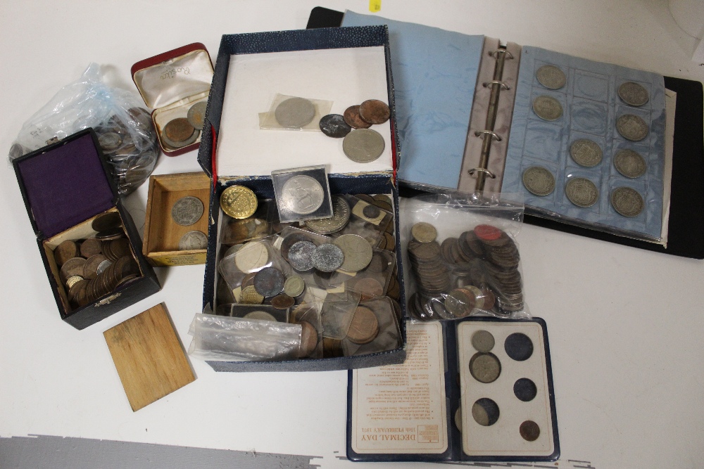 A COLLECTION OF ASSORTED WORLD COINAGE TO INCLUDE A VINTAGE BRITISH COIN ALBUM