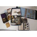 A COLLECTION OF ASSORTED WORLD COINAGE TO INCLUDE A VINTAGE BRITISH COIN ALBUM
