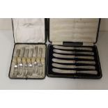A SET OF SIX HALLMARKED SILVER HANDLED KNIVES, TOGETHER WITH A SET OF SIX CAKE FORKS (2)