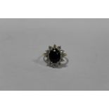 A HALLMARKED 9 CARAT GOLD DRESS RING SET WITH A SAPPHIRE STYLE CENTRAL STONE, RING SIZE P, APPROX