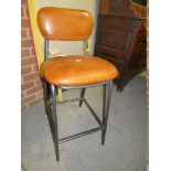 A MODERN TAN UPHOLSTERED BAR STOOL