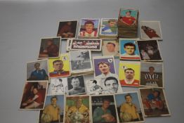 A BOX OF FOOTBALL TRADE CARDS to include A & BC gum cards - 105 (Make A Photo) 1963 including