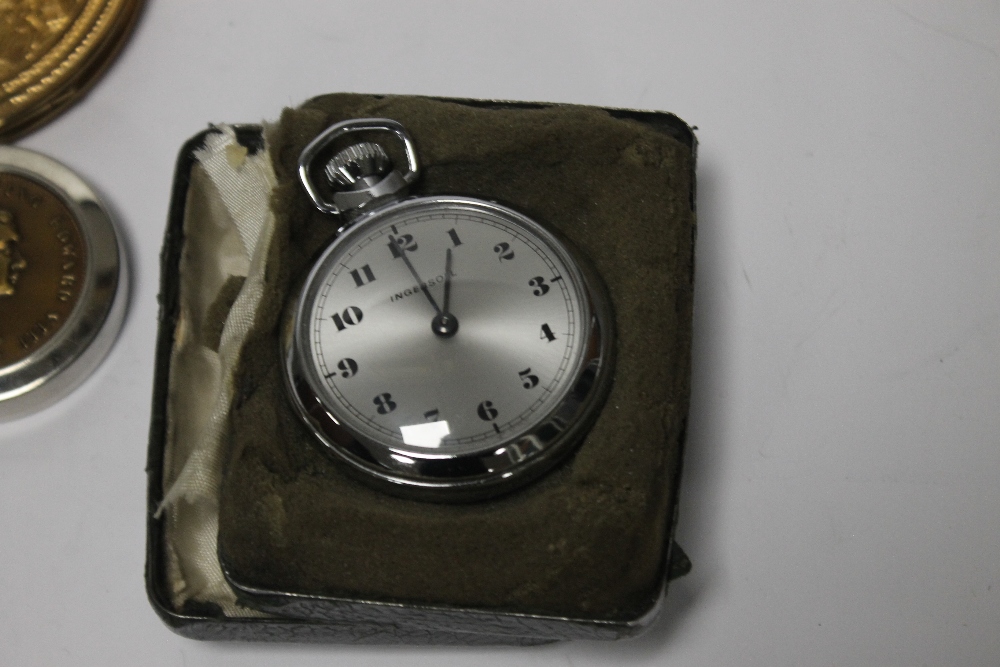 A TIN OF COLLECTABLES TO INCLUDE POCKET WATCH, COMPACTS , BROOCHES ETC. - Image 2 of 3