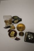 A TIN OF COLLECTABLES TO INCLUDE POCKET WATCH, COMPACTS , BROOCHES ETC.