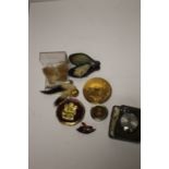 A TIN OF COLLECTABLES TO INCLUDE POCKET WATCH, COMPACTS , BROOCHES ETC.