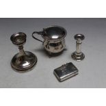 A COLLECTION OF HALLMARKED SILVER CONSISTING OF A VESTA CASE - BIRMINGHAM 1938, two small candle