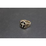 AN ANTIQUE STYLE MOURNING RING, with seed pearls in a cross, set in unmarked yellow metal, approx