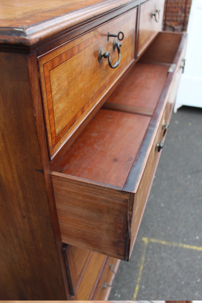 A LATE 19TH / EARLY 20TH CENTURY MAHOGANY AND INLAID CHEST OF DRAWERS, having two short above four - Image 6 of 9