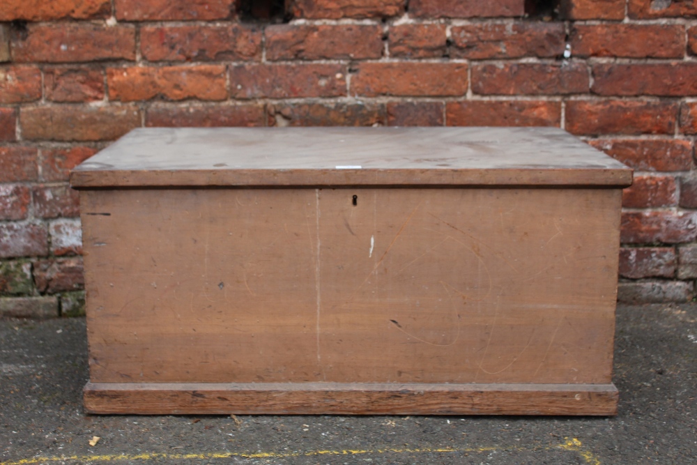 A VINTAGE TWIN HANDLED PINE BLANKET BOX, W 86 cm