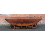 A QUALITY OAK WAKE TABLE, twentieth century, with traditional gate leg mechanism, H 76 cm, Dia.