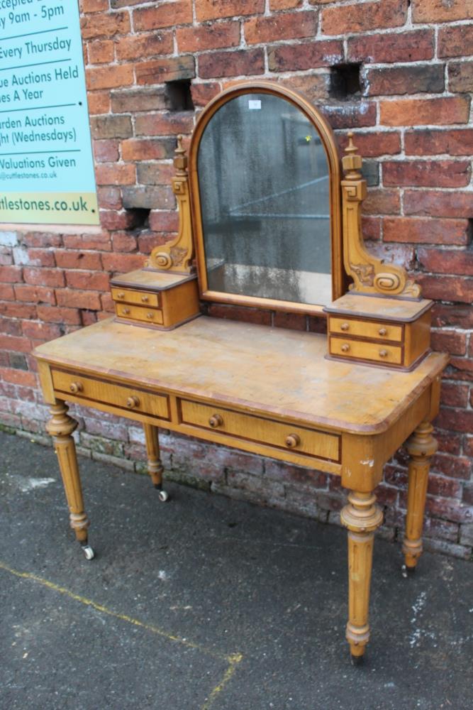 A LATE NINETEENTH / EARLY TWENTIETH CENTURY SATINWOOD DRESSING TABLE, in the Duchess style, H 150 - Image 2 of 7