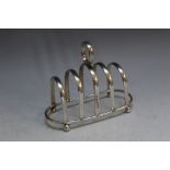 A HALLMARKED SILVER FOUR DIVISION TOAST RACK BY E J HOUSTON - BIRMINGHAM 1917, approx weight 80g,