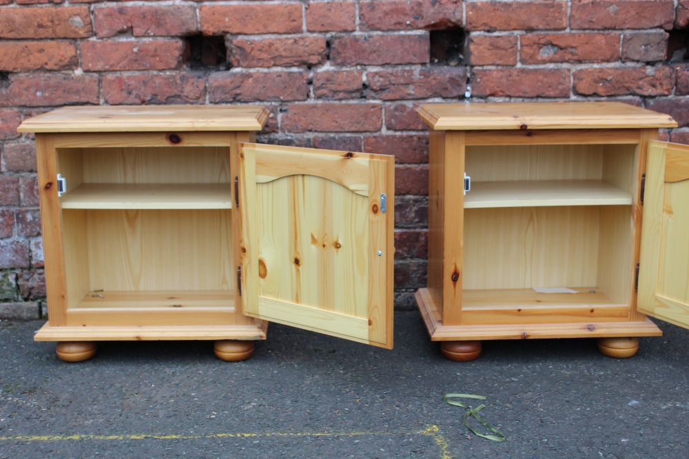 A PAIR OF MODERN HONEY PINE BEDSIDE CHESTS (2) - Image 2 of 6