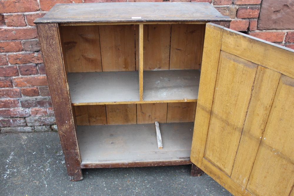 AN ANTIQUE PINE SINGLE DOOR CUPBOARD, H 95 cm, W 82 cm - Image 3 of 7