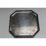 A HALLMARKED SQUARED SILVER SALVER BY HEMMING & CO- LONDON 1937, angled feet and crest and motto '
