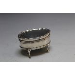 A SMALL HALLMARKED SILVER JEWELLERY BOX BY SYNYER & BEDDOES - BIRMINGHAM 1906, raised on four pad