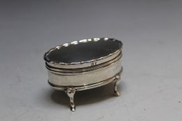 A SMALL HALLMARKED SILVER JEWELLERY BOX BY SYNYER & BEDDOES - BIRMINGHAM 1906, raised on four pad