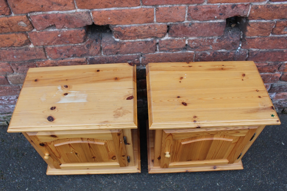 A PAIR OF MODERN HONEY PINE BEDSIDE CHESTS (2) - Image 3 of 6