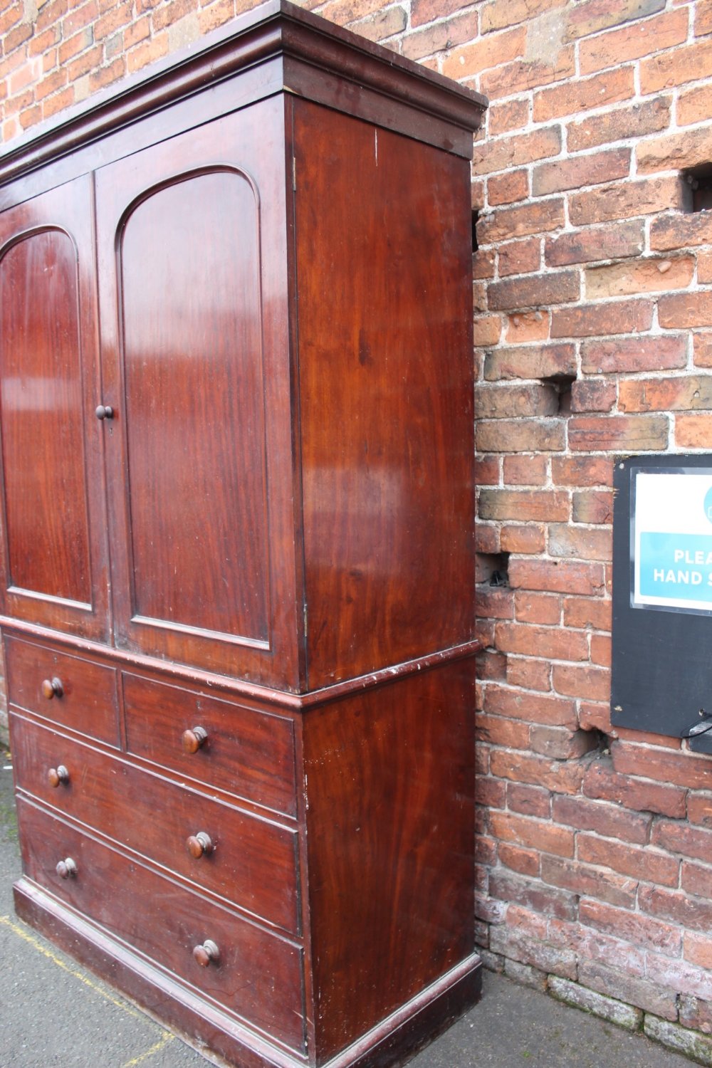 A GEORGIAN MAHOGANY LINEN PRESS, the twin door upper section opening to a space for shelves (No - Image 3 of 7