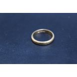 A HALLMARKED 22 CARAT GOLD WEDDING BAND, approx weight 5.1g, ring size N 1/2