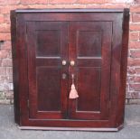 A GEORGIAN OAK HANGING CORNER CUPBOARD, W 86 cm