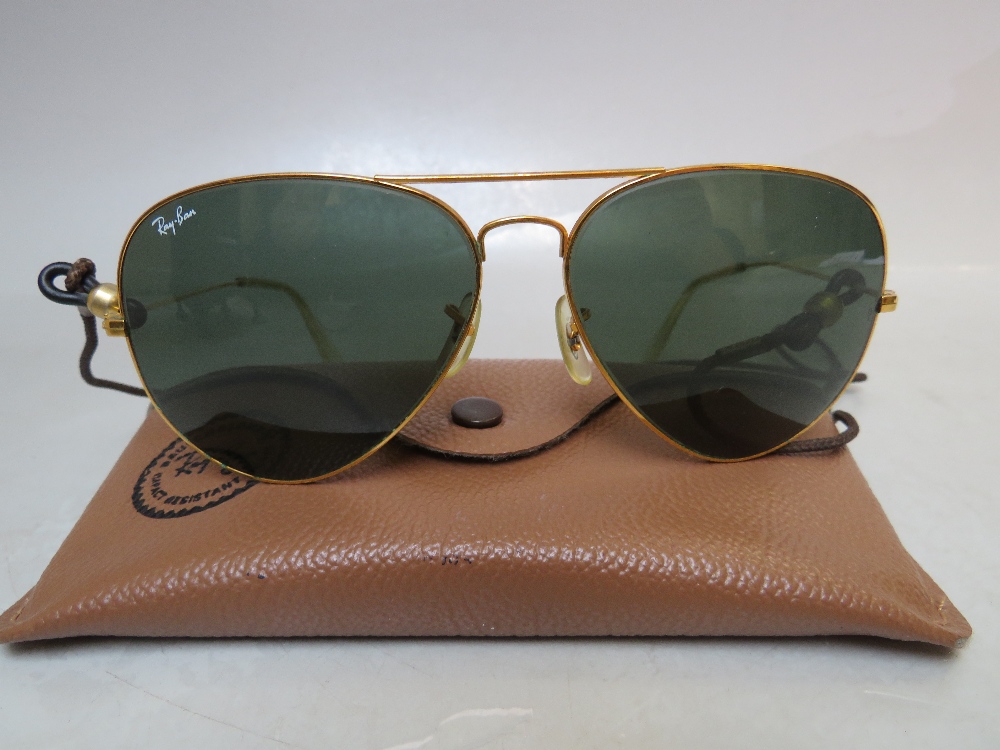 A PAIR OF VINTAGE RAY BAN 'AVIATOR' SUNGLASSES, complete with case