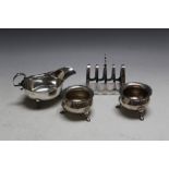 A COLLECTION OF HALLMARKED SILVER CONSISTING OF A FOUR DIVISION TOAST RACK - SHEFFIELD 1963, a small