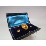 A HALLMARKED 15 CT GOLD MEMORIAL BROOCH, stamped 625, with vacant panel to reverse, W 2.7 cm,