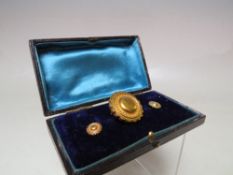 A HALLMARKED 15 CT GOLD MEMORIAL BROOCH, stamped 625, with vacant panel to reverse, W 2.7 cm,