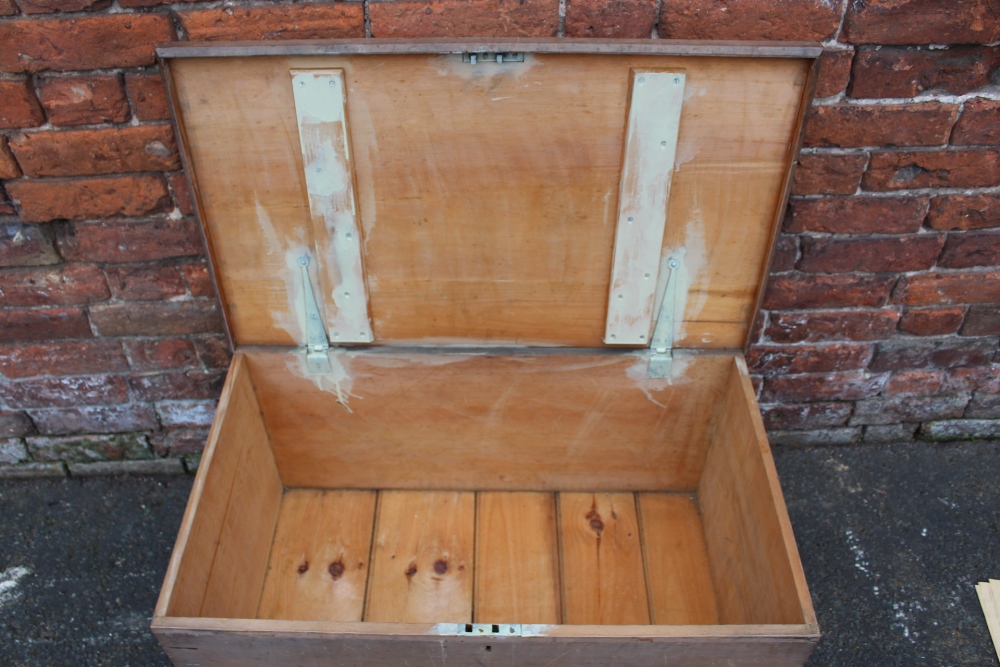 A VINTAGE TWIN HANDLED PINE BLANKET BOX, W 86 cm - Image 5 of 6