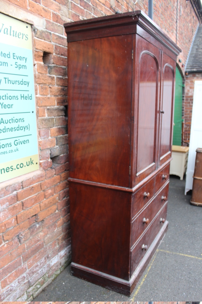 A GEORGIAN MAHOGANY LINEN PRESS, the twin door upper section opening to a space for shelves (No - Image 2 of 7