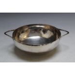 A HALLMARKED SILVER TWIN HANDLED BOWL - BIRMINGHAM 1980, with hand planished finish, makers mark