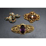 A SELECTION OF THREE LATE 19TH / EARLY 20TH CENTURY COSTUME BROOCHES, comprising a pinchbeck style