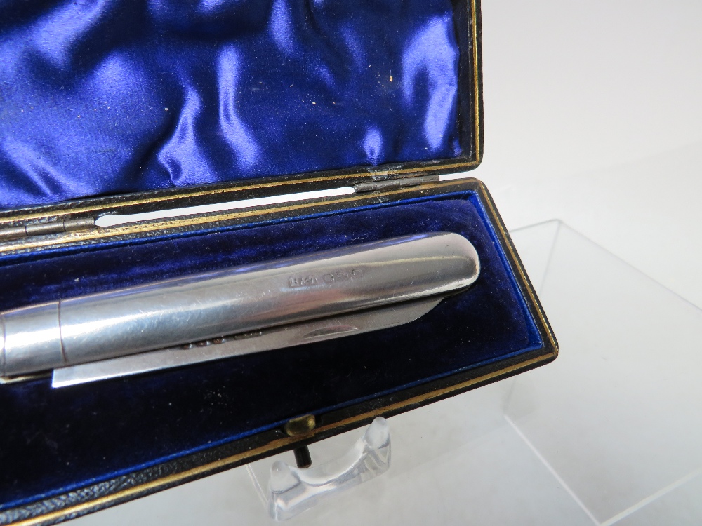 A CASED HALLMARKED SILVER FRUIT KNIFE - CHESTER 1898/9, open L 14.5 cm, closed L 8 cm - Image 2 of 7