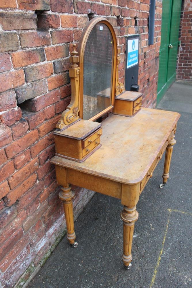 A LATE NINETEENTH / EARLY TWENTIETH CENTURY SATINWOOD DRESSING TABLE, in the Duchess style, H 150 - Image 4 of 7