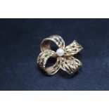 A HALLMARKED 9 CARAT GOLD AND PEARL BROOCH, approx weight 7.5g, W 3.5 cm